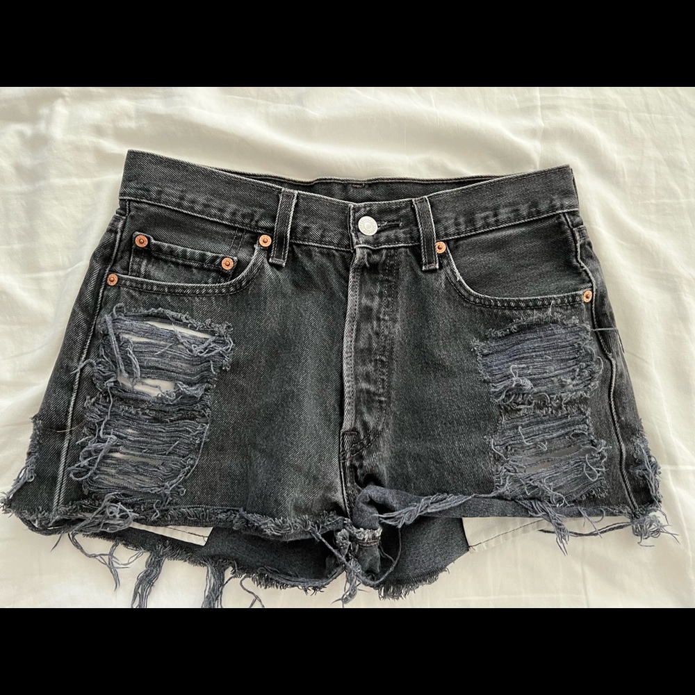 Levi high-waisted jeans distressed black shorts W30 vintage